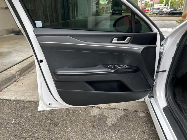 Photo of 2022 Glacial White Pearl Kia K5