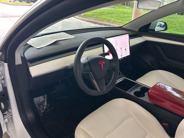 Photo of 2021 White Tesla Model 3