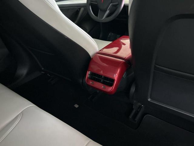Photo of 2021 White Tesla Model 3