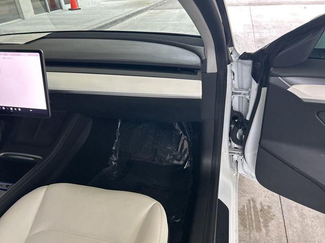 Photo of 2021 White Tesla Model 3