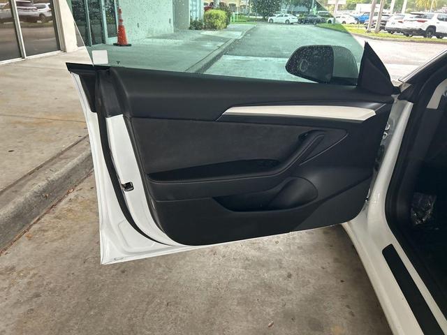 Photo of 2021 White Tesla Model 3