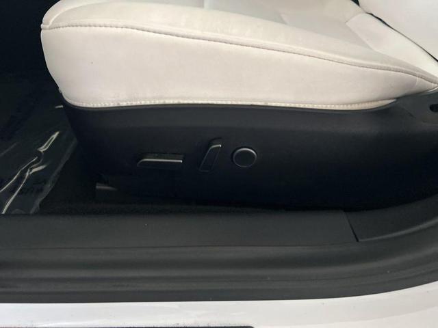 Photo of 2021 White Tesla Model 3