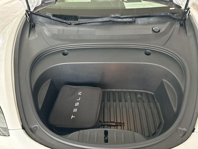 Photo of 2021 White Tesla Model 3