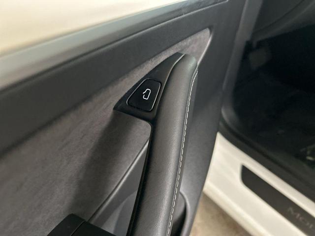 Photo of 2021 White Tesla Model 3