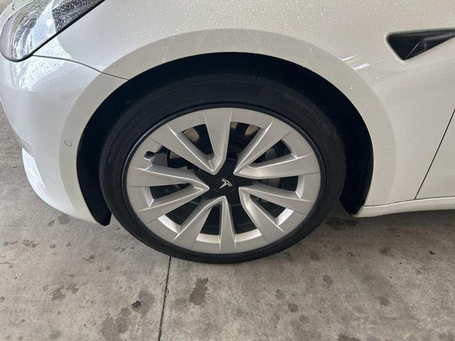 Photo of 2021 White Tesla Model 3