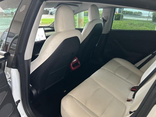 Photo of 2021 White Tesla Model 3