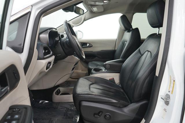 Photo of 2021 Bright White Clearcoat Chrysler Pacifica