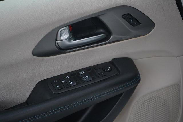 Photo of 2021 Bright White Clearcoat Chrysler Pacifica