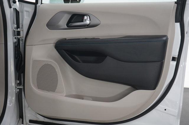 Photo of 2021 Bright White Clearcoat Chrysler Pacifica