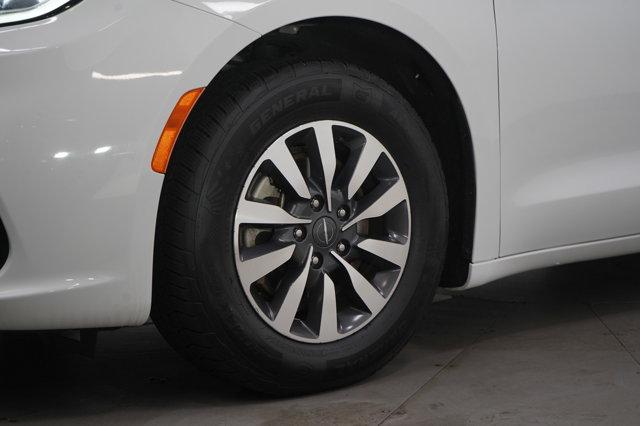 Photo of 2021 Bright White Clearcoat Chrysler Pacifica