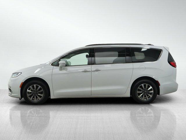 Photo of 2021 Bright White Clearcoat Chrysler Pacifica