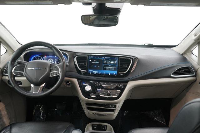 Photo of 2021 Bright White Clearcoat Chrysler Pacifica