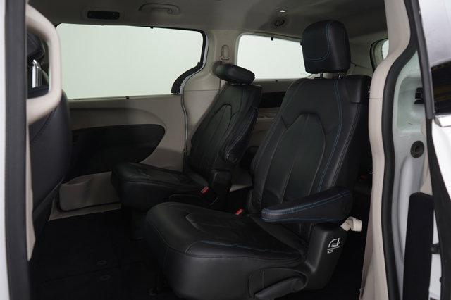 Photo of 2021 Bright White Clearcoat Chrysler Pacifica