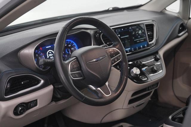Photo of 2021 Bright White Clearcoat Chrysler Pacifica