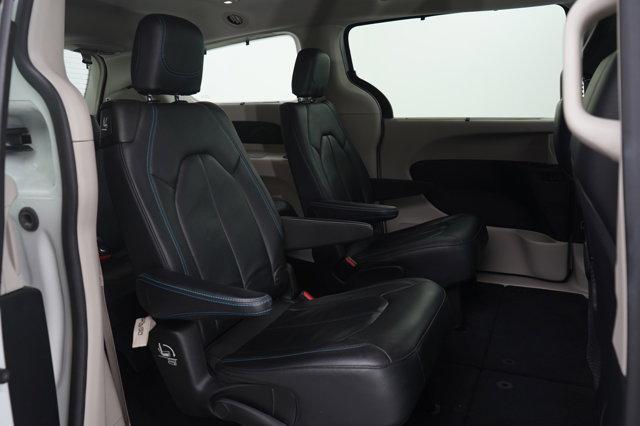 Photo of 2021 Bright White Clearcoat Chrysler Pacifica