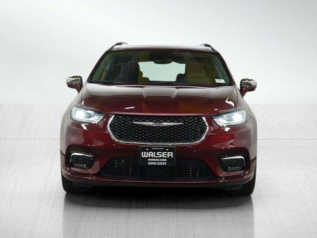Photo of 2022 Velvet Red Pearlcoat Chrysler Pacifica
