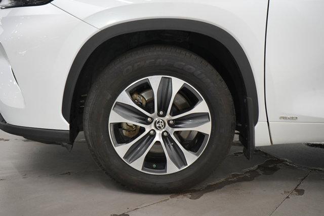 Photo of 2023 Pearl Toyota Highlander Hybrid