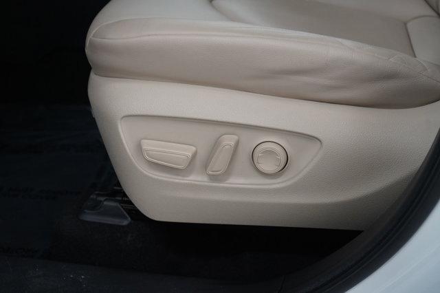 Photo of 2023 Pearl Toyota Highlander Hybrid