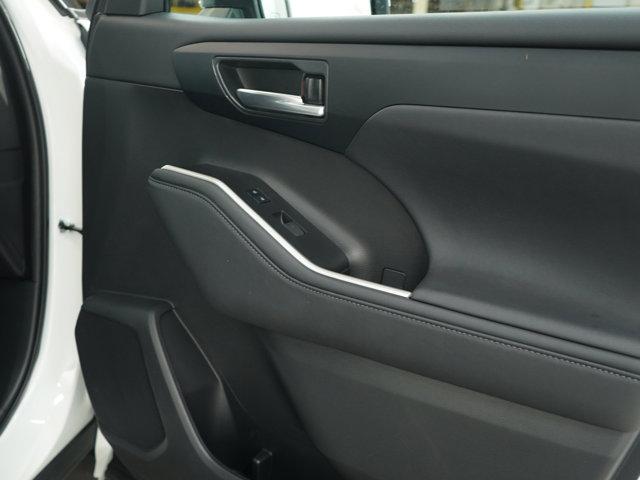 Photo of 2023 Wind Chill Pearl Toyota Highlander