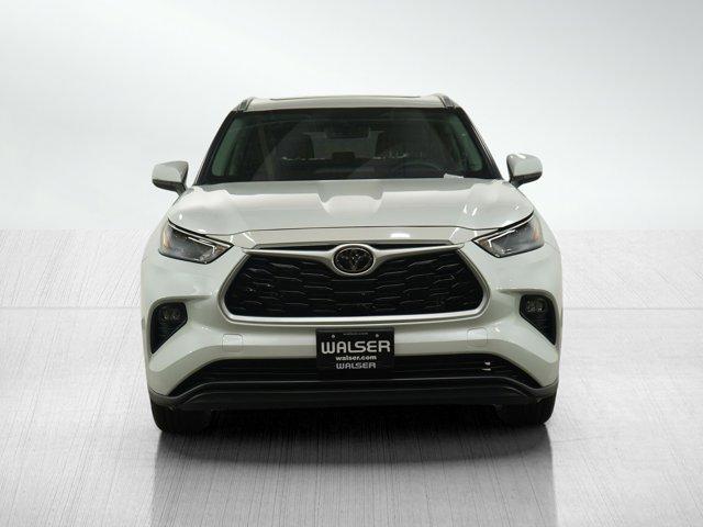 Photo of 2023 Wind Chill Pearl Toyota Highlander