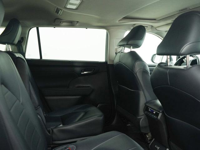 Photo of 2023 Wind Chill Pearl Toyota Highlander