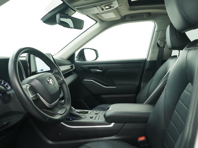 Photo of 2023 Wind Chill Pearl Toyota Highlander