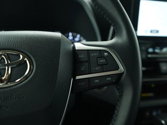 Photo of 2023 Wind Chill Pearl Toyota Highlander