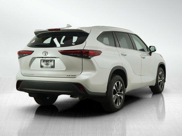 Photo of 2023 Wind Chill Pearl Toyota Highlander