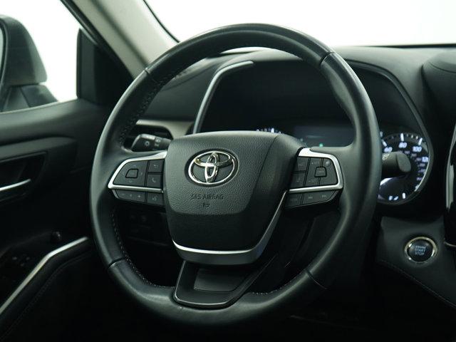 Photo of 2023 Wind Chill Pearl Toyota Highlander