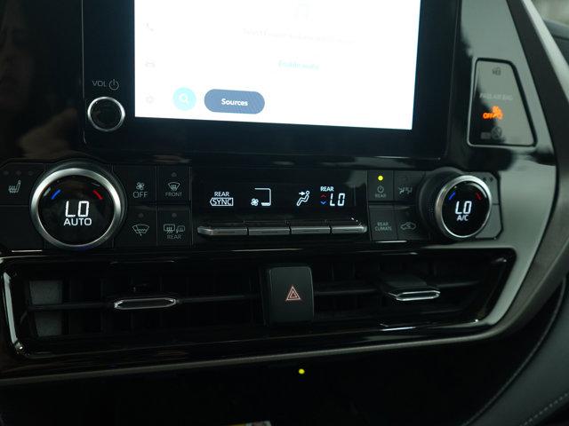 Photo of 2023 Wind Chill Pearl Toyota Highlander