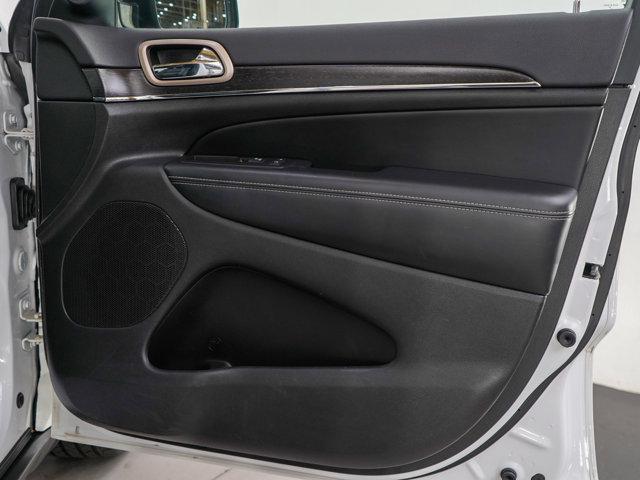 Photo of 2017 Bright White Clearcoat Jeep Grand Cherokee