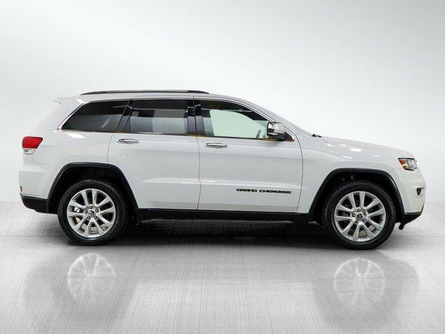 Photo of 2017 Bright White Clearcoat Jeep Grand Cherokee