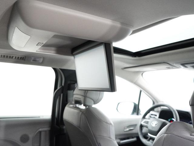 Photo of 2025 Celestial Silver Toyota Sienna