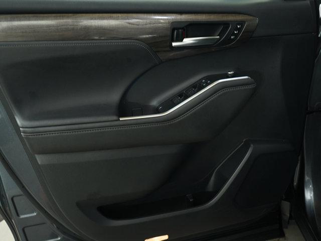 Photo of 2020 Moon Dust Toyota Highlander Hybrid