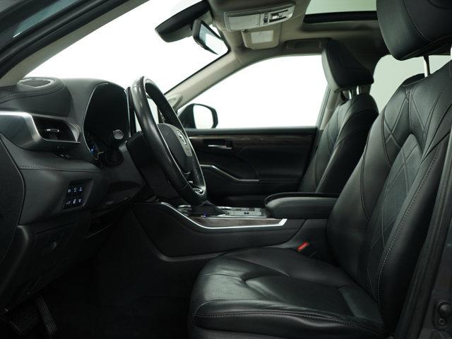 Photo of 2020 Moon Dust Toyota Highlander Hybrid