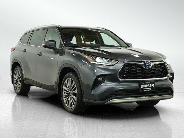 Photo of 2020 Moon Dust Toyota Highlander Hybrid