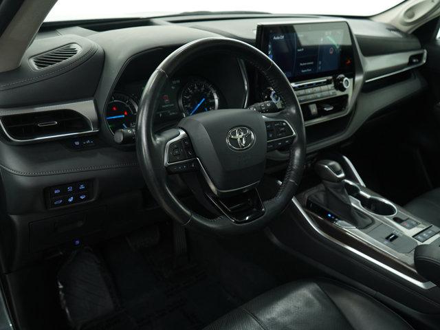 Photo of 2020 Moon Dust Toyota Highlander Hybrid