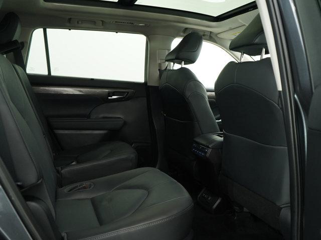 Photo of 2020 Moon Dust Toyota Highlander Hybrid