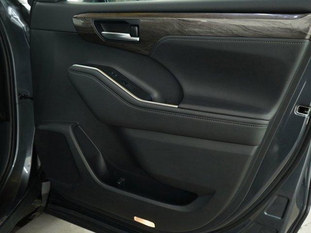Photo of 2020 Moon Dust Toyota Highlander Hybrid