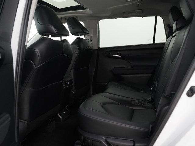 Photo of 2022 White Toyota Highlander