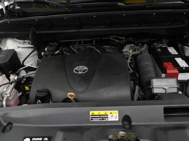 Photo of 2022 White Toyota Highlander