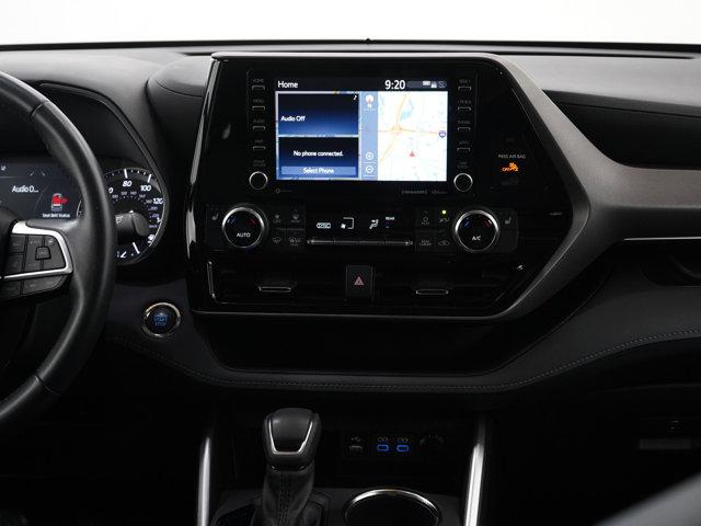 Photo of 2022 White Toyota Highlander