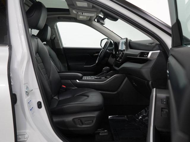 Photo of 2022 White Toyota Highlander