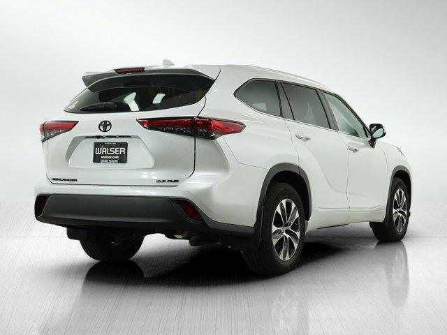 Photo of 2022 White Toyota Highlander