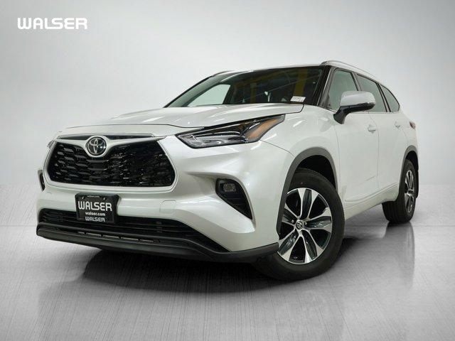 Photo of 2022 White Toyota Highlander