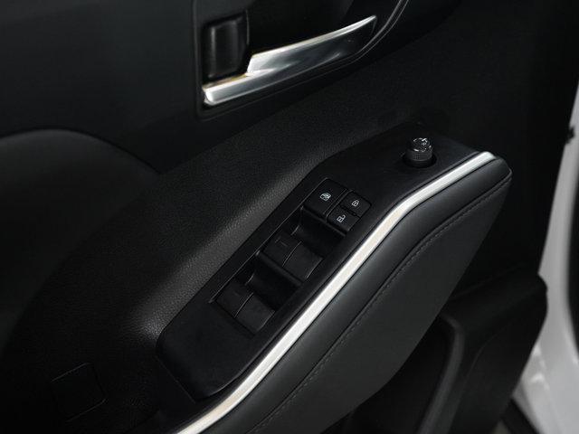 Photo of 2022 White Toyota Highlander