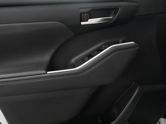 Photo of 2022 White Toyota Highlander