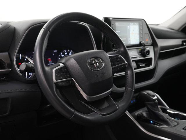 Photo of 2022 White Toyota Highlander