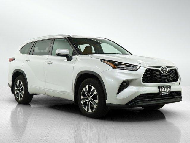 Photo of 2022 White Toyota Highlander