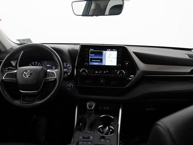 Photo of 2022 White Toyota Highlander